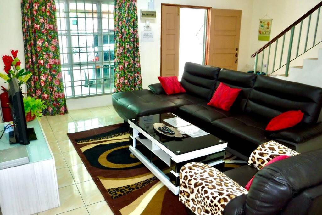 Lily Vacation Home At Cameron Highlands - 12 Pax,Free Wifi W Carporch 타나라타 외부 사진
