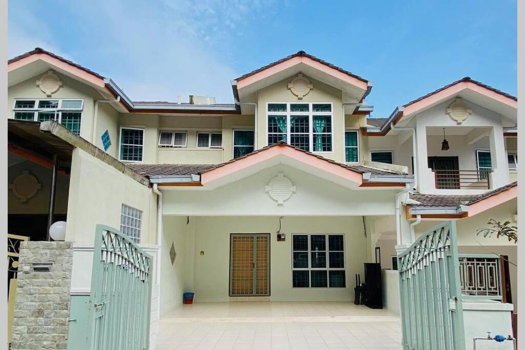 Lily Vacation Home At Cameron Highlands - 12 Pax,Free Wifi W Carporch 타나라타 외부 사진