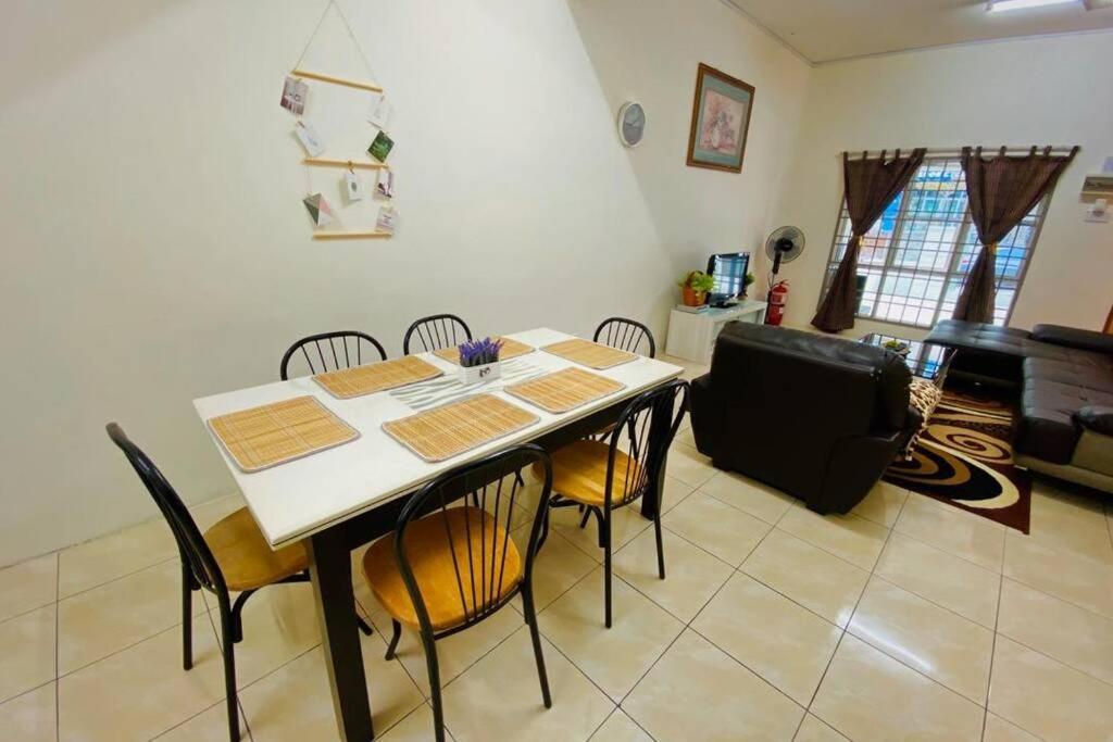Lily Vacation Home At Cameron Highlands - 12 Pax,Free Wifi W Carporch 타나라타 외부 사진