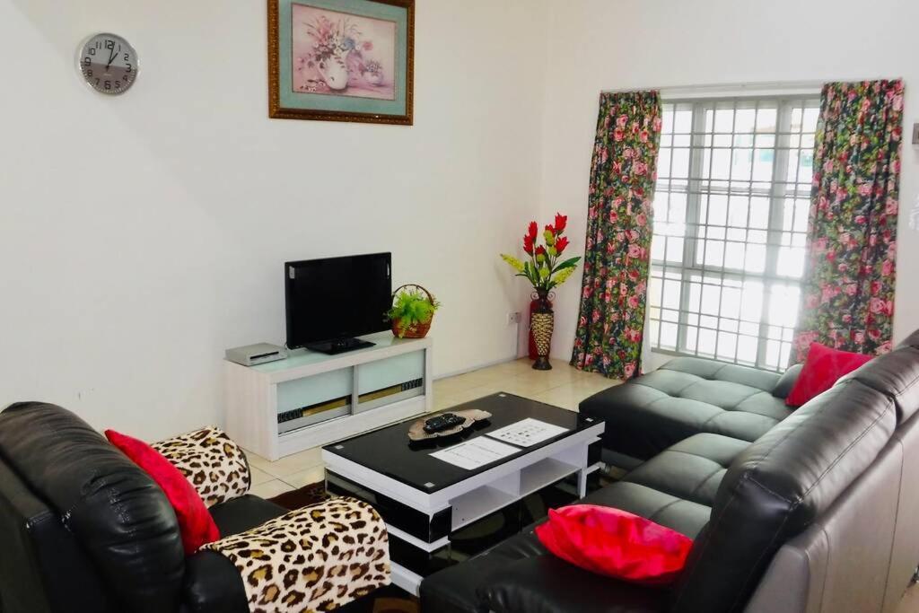 Lily Vacation Home At Cameron Highlands - 12 Pax,Free Wifi W Carporch 타나라타 외부 사진