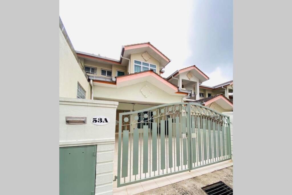 Lily Vacation Home At Cameron Highlands - 12 Pax,Free Wifi W Carporch 타나라타 외부 사진
